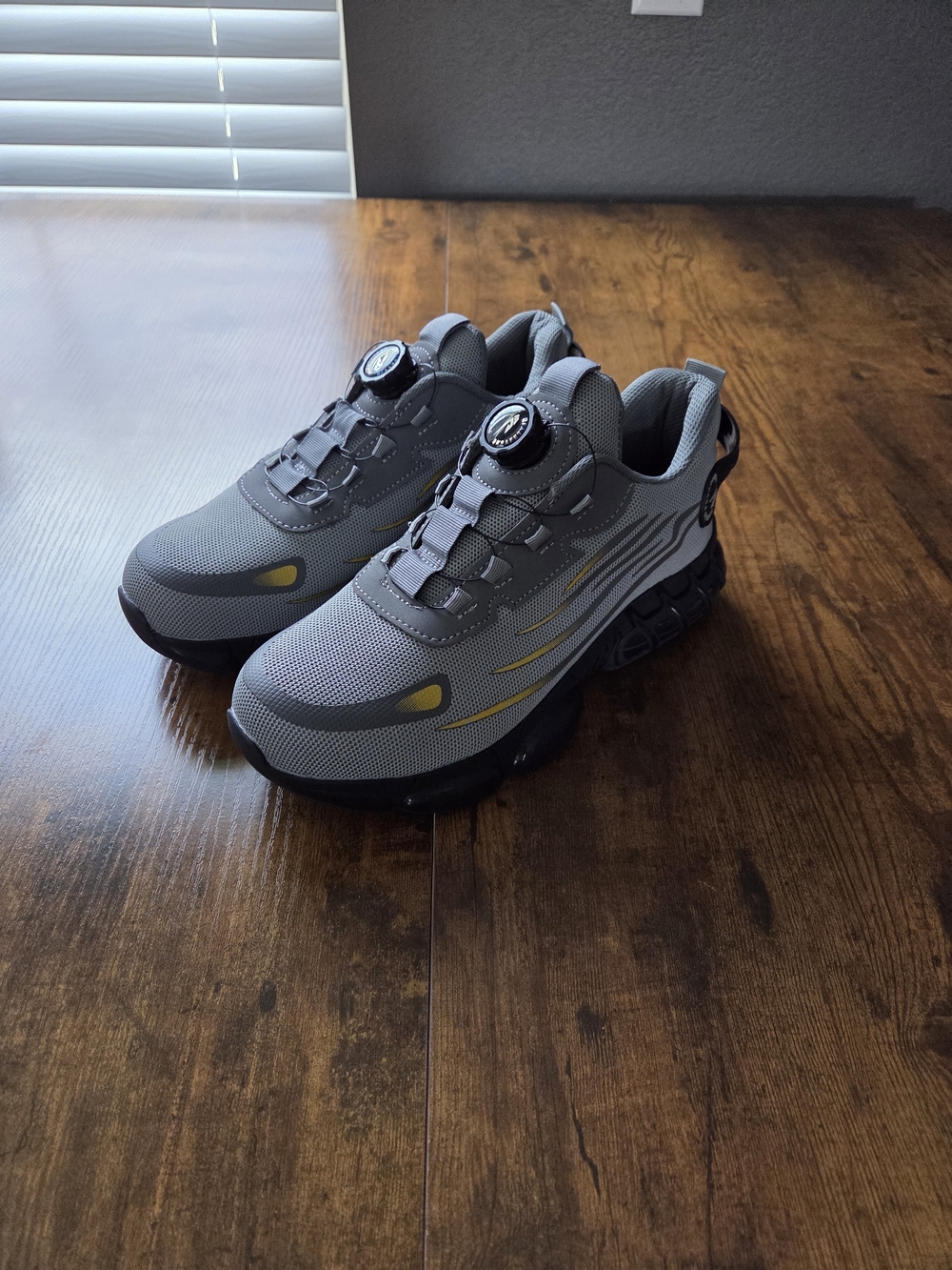 9KSAFETYJB Men's Grey Athletic Sneakers with Speed-Lock Closure Size 7.5